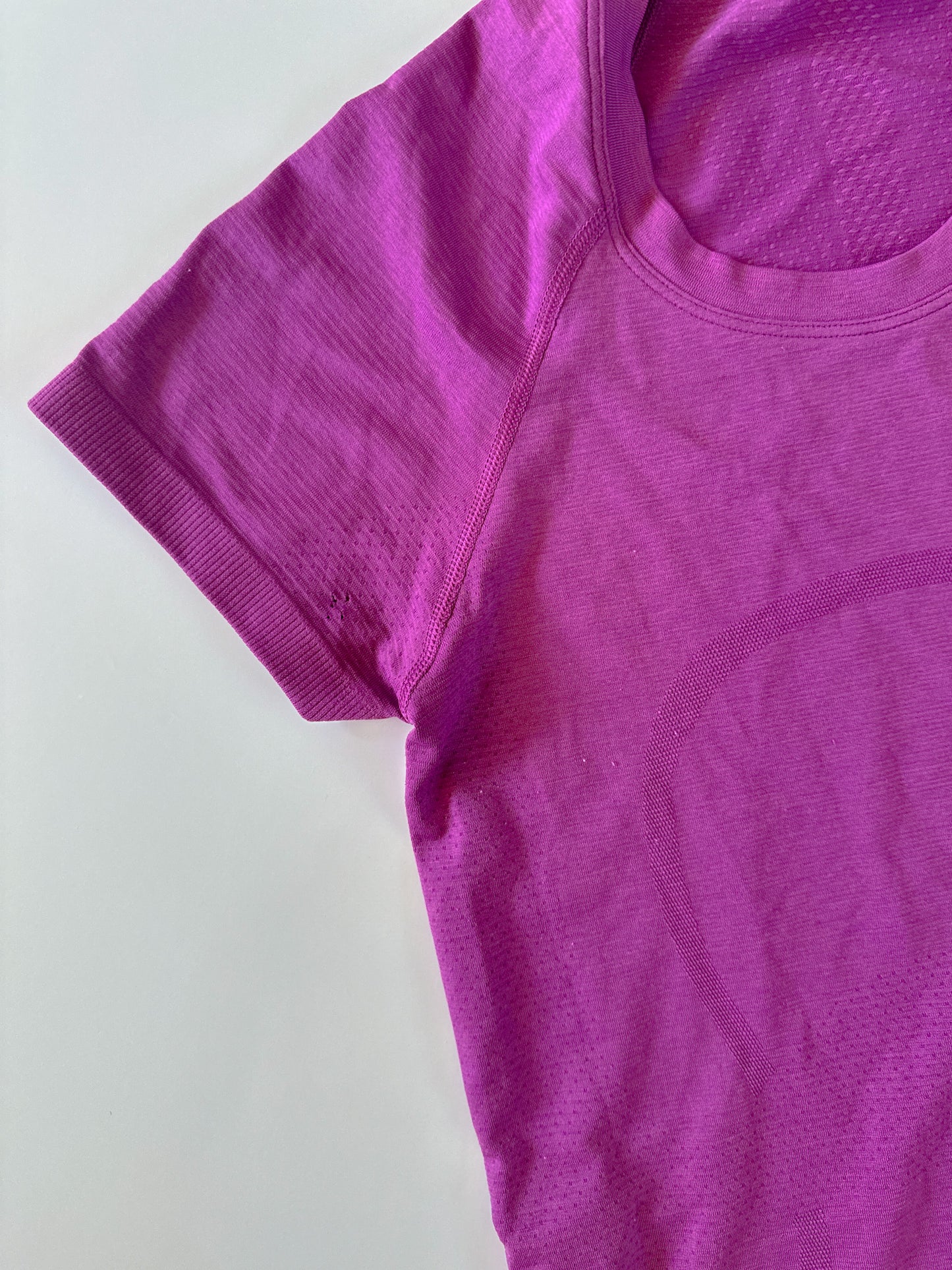 Size 4 Vivid Plum Swiftly Tech Short Sleeve 2.0 flaw