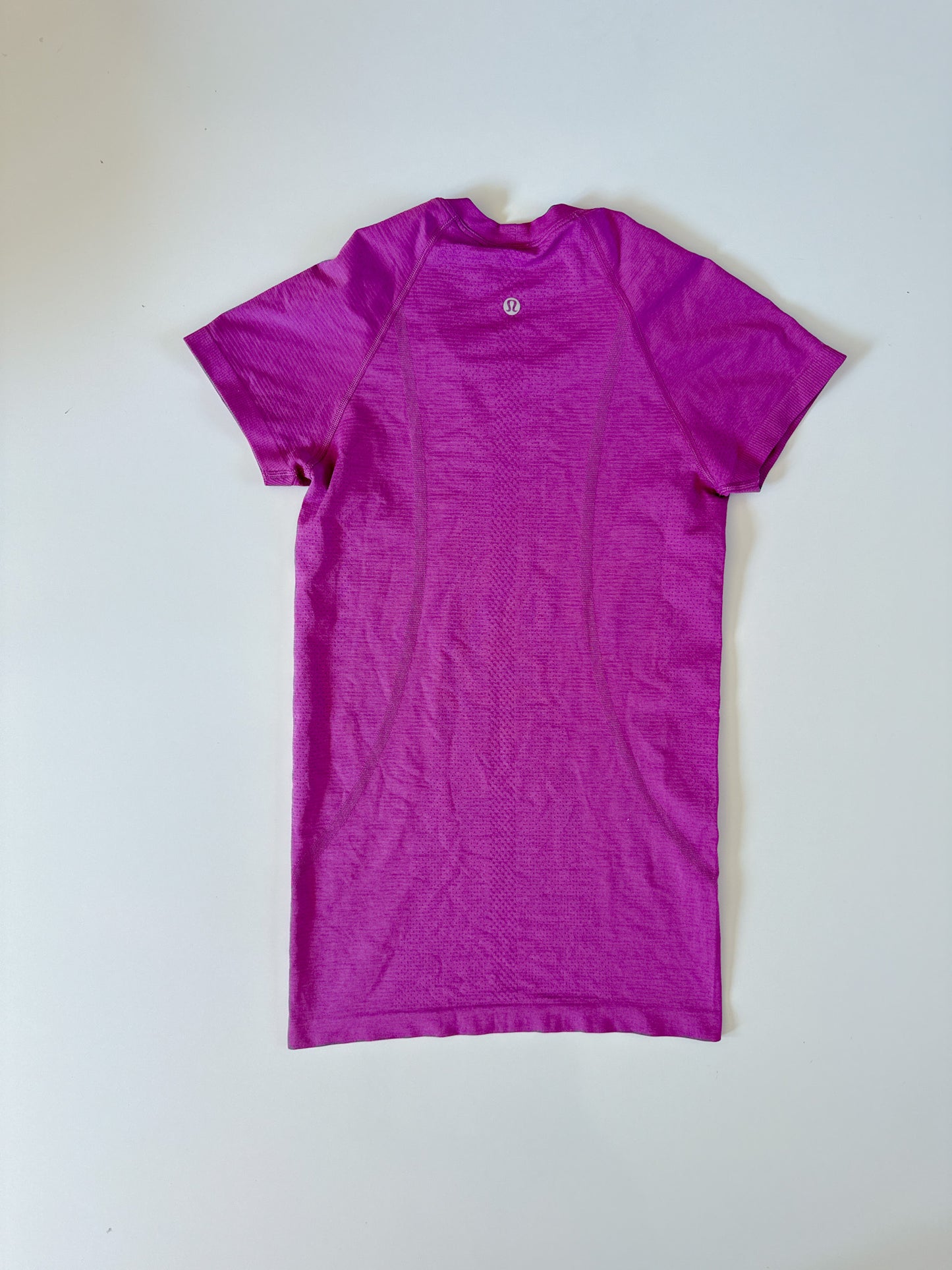 Size 4 Vivid Plum Swiftly Tech Short Sleeve 2.0 flaw