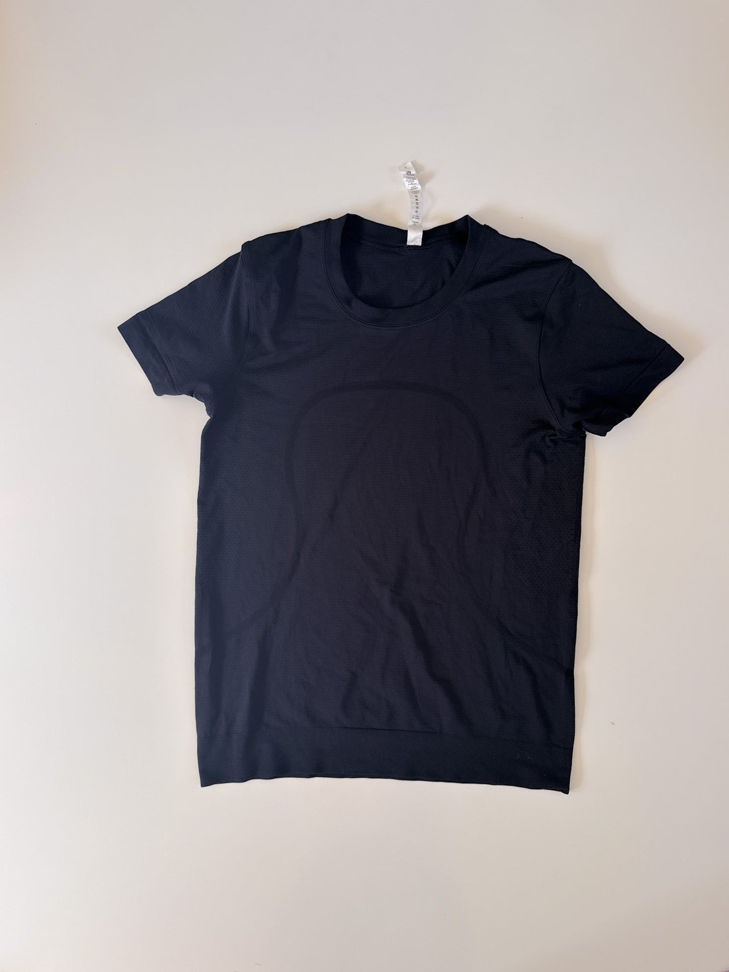 Size 6 Black Swiftly Tech Relaxed Short Sleeve 2.0