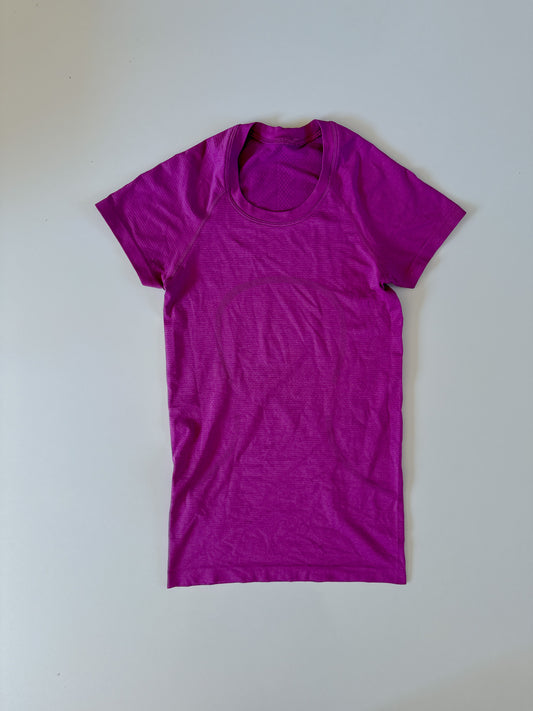 Size 4 Vivid Plum Swiftly Tech Short Sleeve 2.0 flaw