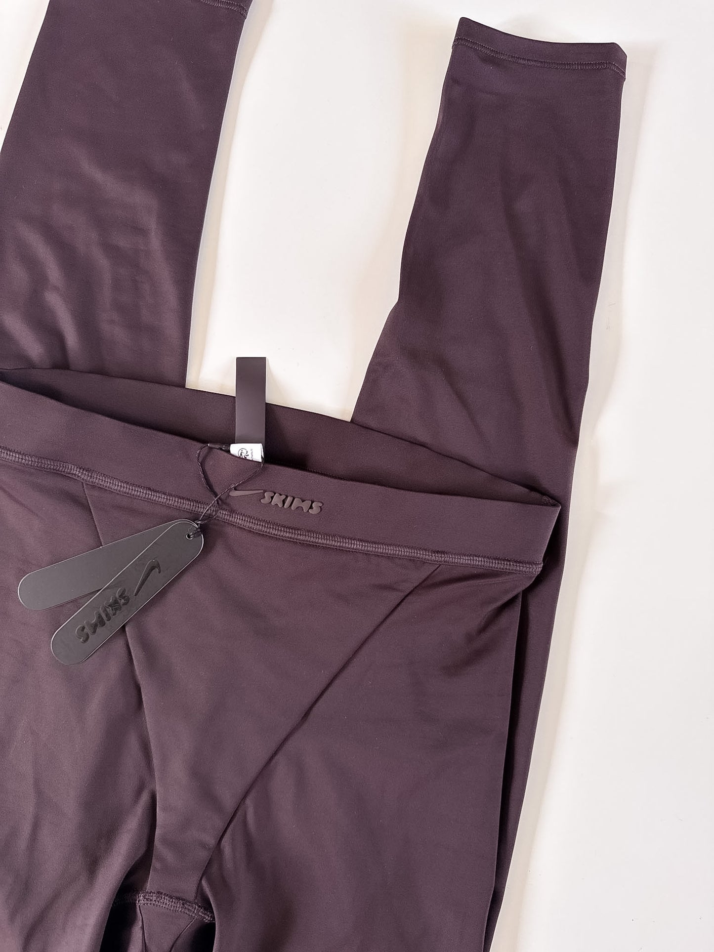 Small NWT NlKEXSKIMS Legging 26"