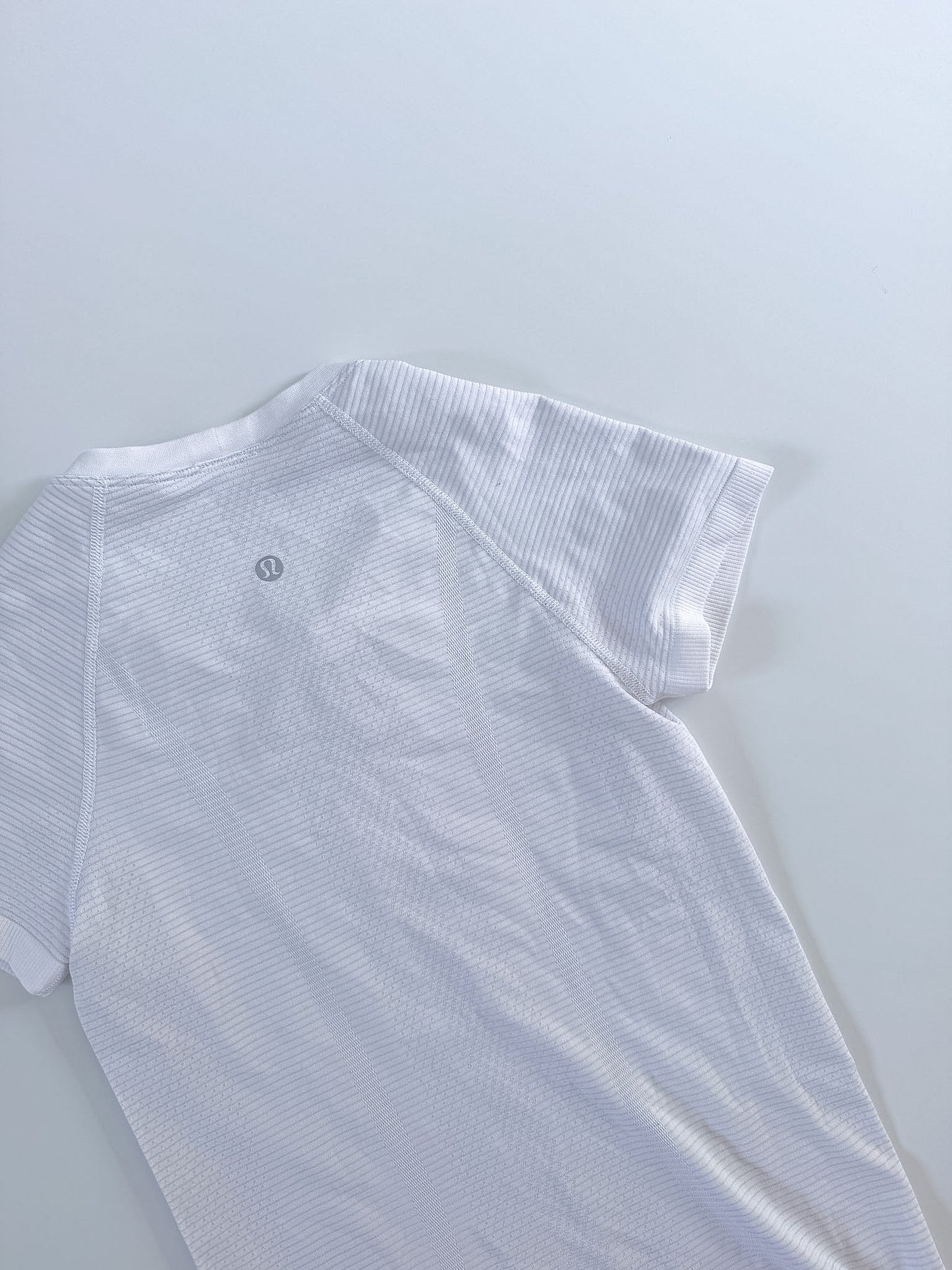 Size 2,6 White Swiftly Tech Short Sleeve 2.0